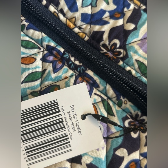 Vera Bradley Quilted Triple Zip Hipster, Blue/Multi – New With Tags - Picture 3 of 6